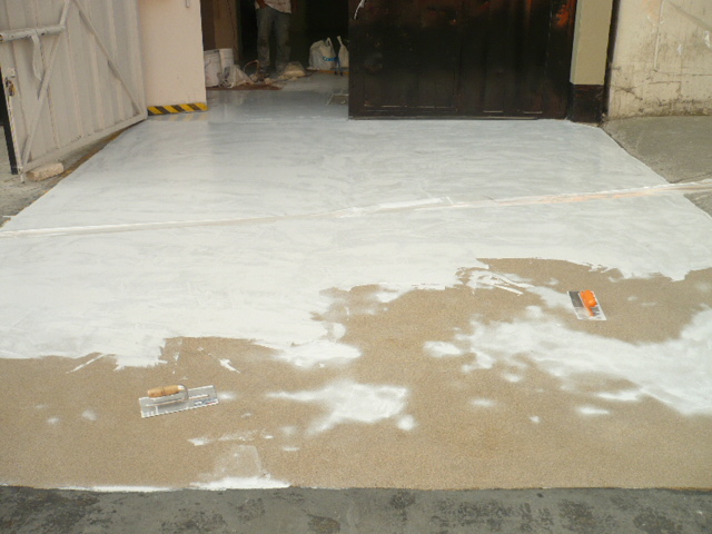 Solado de piso con mortero de cemento nivelación de la superficie del piso  reparación de un edificio residencial suministro de solución el trabajador  se prepara para trabajar en los pisos de la