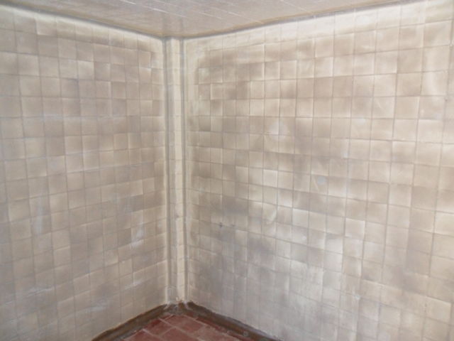 MURO DE AZULEJO RESANADO CON PASTAS EPOXICAS, PARA ACABADO UNIFORME EN COLOR GRIS, CASCARA DE NARANJA, GRADO ALIMENTICIO